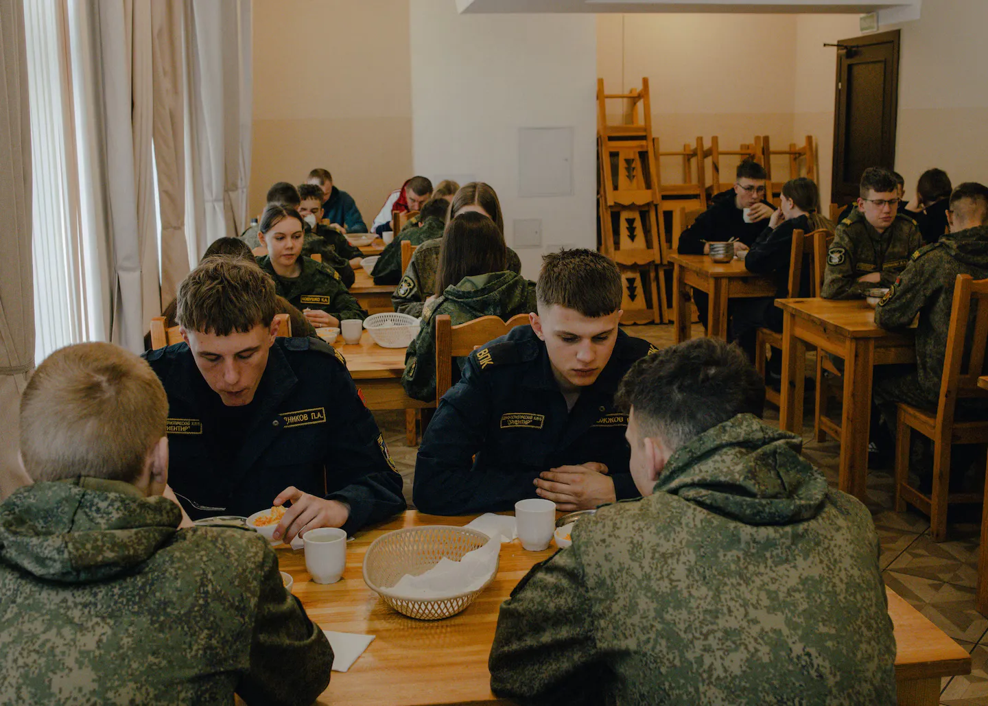Учні обідають у центрі. 